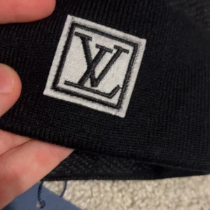 Mössa - Jätte fin vinter mössa! Perfekt för en unik stil och passar med nästan allt du har på dig. Helt ny och rekommenderar verkligen denna mössa, sitter väldigt bra på huvudet och den är väldigt bekväm och varm.