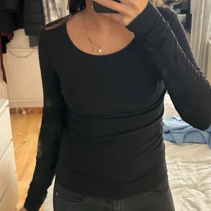 Basic långärmad - Långärmad tröja med liten u-ring 