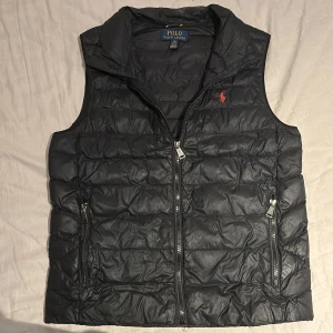 Svart ralph lauren väst stl L(14-16 år) - Riktigt fet svart ralph lauren väst i perfekt skick inga problem med den alls knappt använd storlek L (14-16 år)