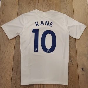 Harry Kane spurs - Säljer denna Kane tröjan då den helt enkelt används för lite. Den är i nyskick och har använts 5 ggr max, är alltid ok med prisdiskution