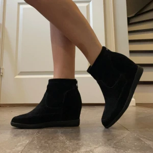 Isabel marant liknande - Super fina skor,försökt dra bort lappen inuti,de har en klack intill