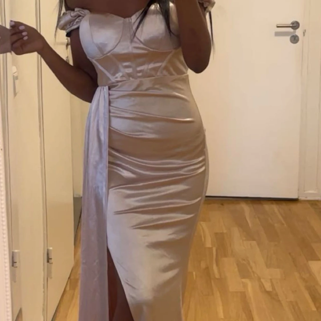 Champagnefärgad långklänning i satin