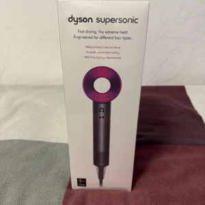 Dyson (HD08)  - Helt oanvänd och oöppnad dyson                                Perfekt som julklapp eller om du gillar att gå ut med stiligt hår 
