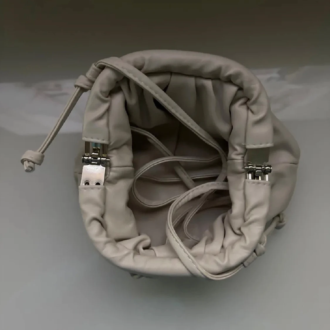 Beige handväska med snörning - 1