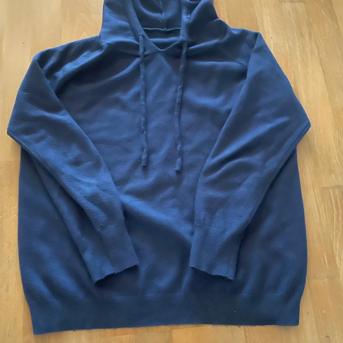 Marinblå Kashmir hoddie med huva och snörning - 1