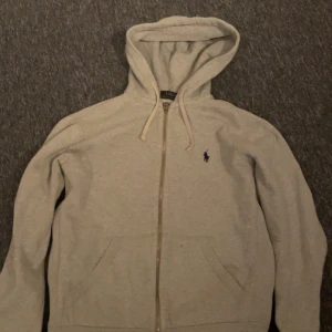 Grå hoodie från Polo Ralph Lauren - Grå hoodie från Polo Ralph Lauren i storlek s, hör av er 