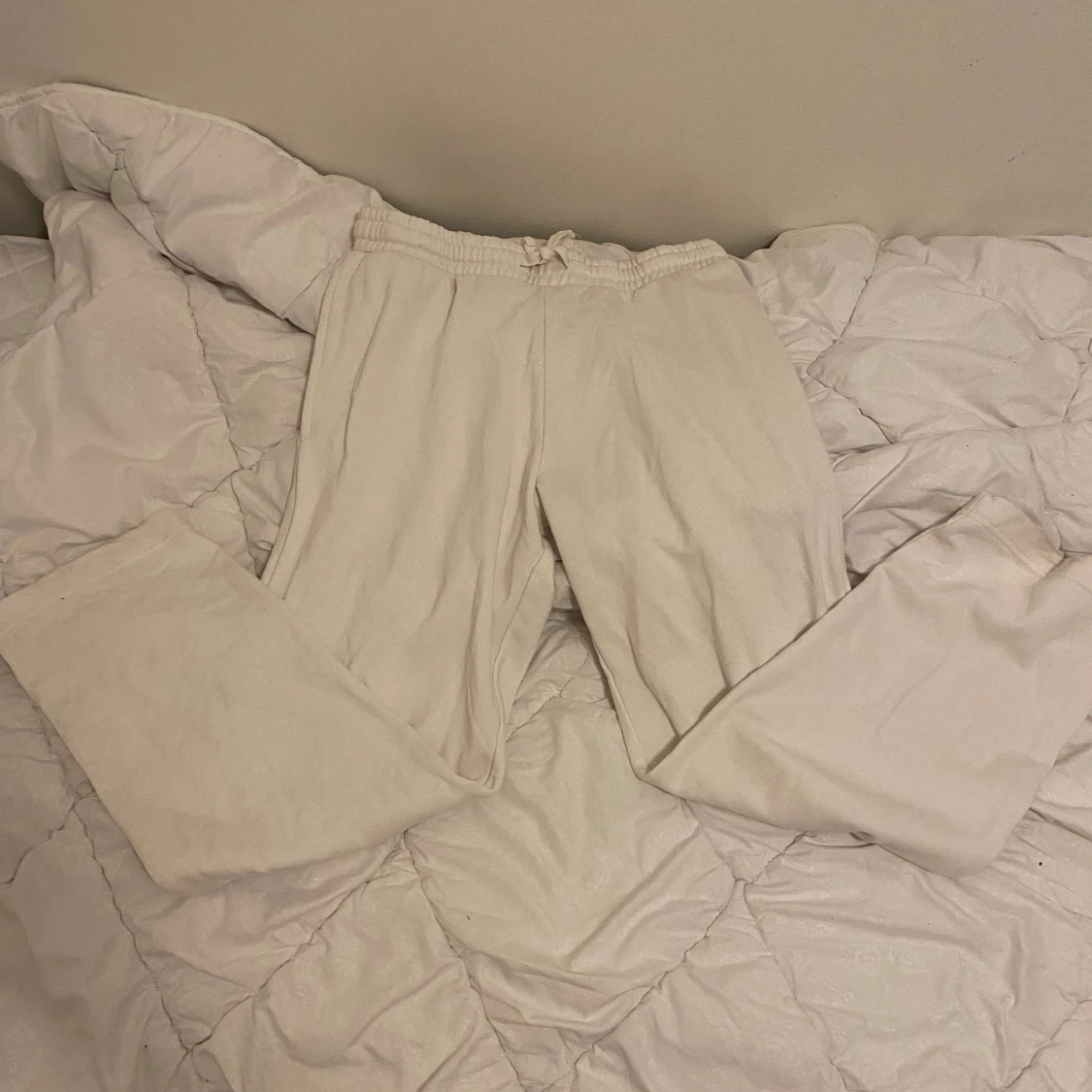 Vita mjukisbyxor från 157, storlek S