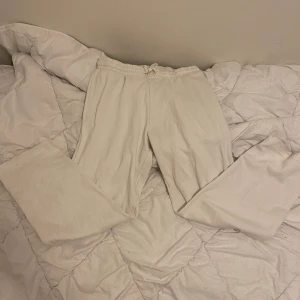 Vita mjukisbyxor från 157, storlek S - Säljer ett par vita mjukisbyxor från 157 i storlek S. Byxorna har elastisk midja med snörning och är gjorda i mjukt bomullsmaterial. Perfekt för chill dagar och har en loose passform som ger skön komfort.