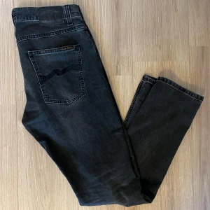 Svarta jeans från Nudie Jeans, 32/32 - Säljer ett par svarta jeans från Nudie Jeans i storlek 32/32. Modell heter Lean Dean.passformen är rak med normal midja. 