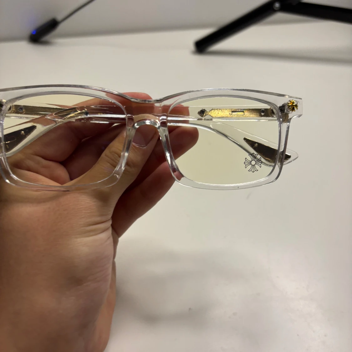 Transparenta glasögon med gulddetaljer - 2