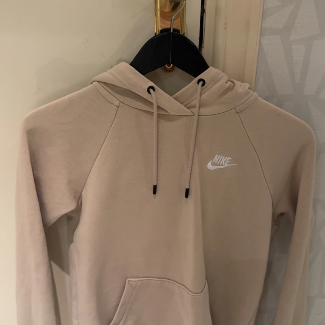Beige hoodie från Nike med huva
