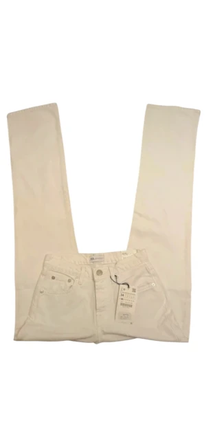 Helt nya Vita raka jeans från Zara - Snygga vita jeans från Zara med rak passform och klassisk femficksdesign. Byxorna har normal midja och är tillverkade i mjukt bomullsmaterial. Perfekta för dig som gillar stilrena och ljusa looks. Taggen sitter kvar på byxorna. Köpta för 600kr men säljer för 360kr, kan inte sänka mer.