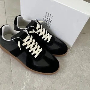 Maison Margiela skor  - Säljer dessa svarta Maison Margiela skorna i storlek 43. Säljer dem för att dem inte passar. Hör av er vid frågor eller prisförslag!