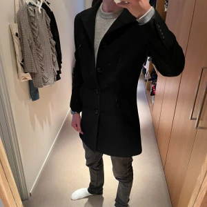 Bruun & Stengade rock  - Tjena, säljer denna riktigt feta rocken från Bruun & Stengade, skicket är väldigt bra, skulle säga 9/10 inga defekter. Storleken är S passar, killen på bilden är 182 cm. Släng iväg ett dm för frågor eller mer! 🤝🍾