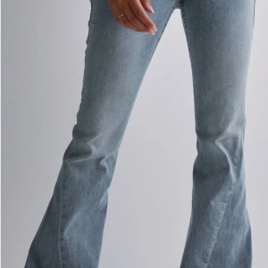 True Religion Jeans JOEY LOW RISE FLARE - Snygga bootcut jeans i ljusblå tvätt med klassisk femficksdesign. Jeansen har en något utsvängd passform från knäet och är tillverkade i mjukt denimtyg som ger en skön känsla. Perfekta för dig som gillar retrovibbar och vill ha en cool siluett. Använda endast en gång!