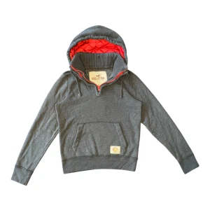 Hollister Huvtröja - Hollister hoodie i storlek M. Jag på bilden är 180 cm. Mått: armhåla till armhåla - 51 cm, längd - 60 cm. Skriv för fler bilder och frågor!