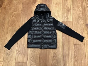 Moncler Maglione Tricot Cardigan - Hej! Säljer nu min fina Moncler Cardigan som är i bra skick. Säljes endast pågrund av att jag inte passar i den längre.   Storlek Medium. Passar folk som vanligtvis bär Small & Medium.  Fint skick. Litet hål längst fram på höger arm (se bild) Jackan har en scanningsbar QR-kod som bevisar att den är autentisk.