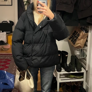 Svart pufferjacka  - Svart pufferjacka med krage. Jackan har quiltad design, långa ärmar och knäppning framtill. Perfekt vinterjacka!!💞