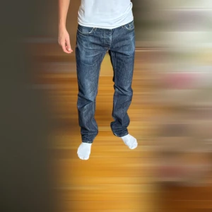 Blå jeans från Peak Performance 32/34 - Feta Peak Performence jeans med fina detaljer. Svarar gärna på frågor 😀. 