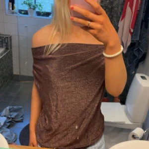 Festtopp - Säljer en glittrig fin festtopp! Säljer då jag aldrig använt. Köpt för 499kr i butik på väla! 