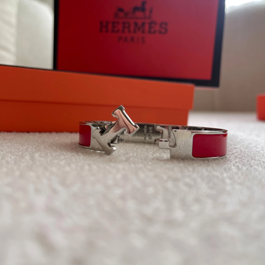 Rött H-armband från  - 1