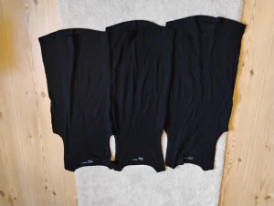 Svarta linnen - Tre svarta linnen De har en enkel design utan synliga detaljer. Passar dig som gillar en clean och minimalistisk look.