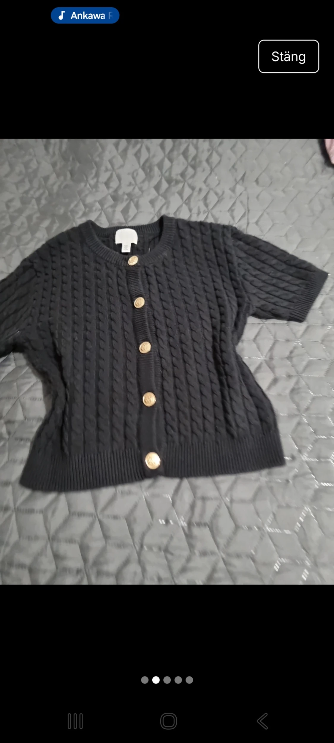 Svart stickad kofta från H&M med guldknappar