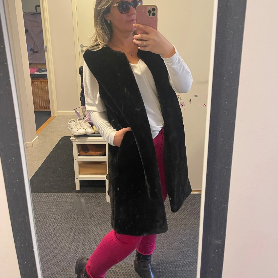 Svart lång pälsväst med fickor - 2