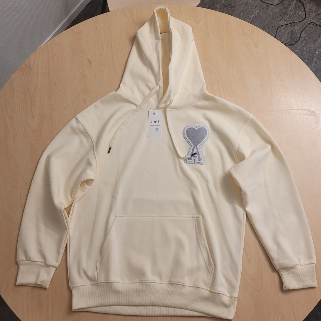 Krämvit hoodie från Ami Paris M