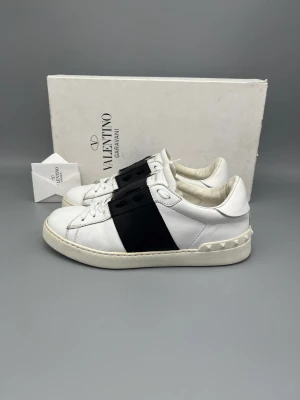 Valentino Open Sneaker Svart - • The shoes have been gently used and are in good condition  • Size: 39.5 (fits 40–40.5)  • Color: Black  • Retail price: 7280 SEK / 590€  • Box & valentino card included