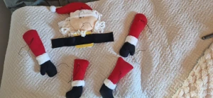 Tomte dekoration till julgran - Tomtedekoration i flera delar som du fäster i julgranen med hjälp av böjbara metalltrådar. Delarna placeras runt grenarna så att det ser ut som att tomten har fastnat i granen – en lekfull och humoristisk detalj som garanterat märks! Helt ny