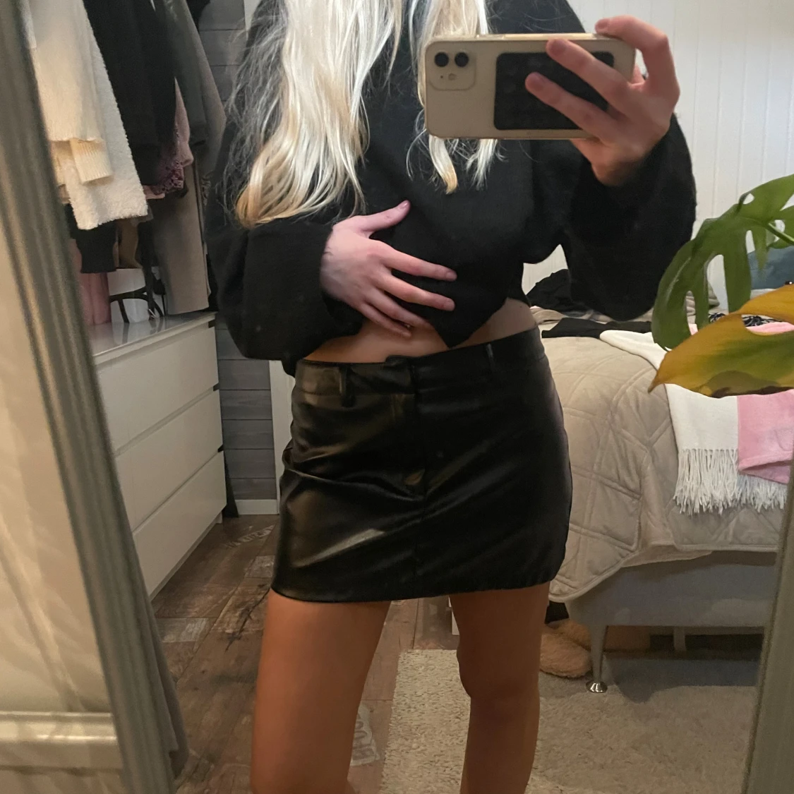 Lågmidjad skinnkjol