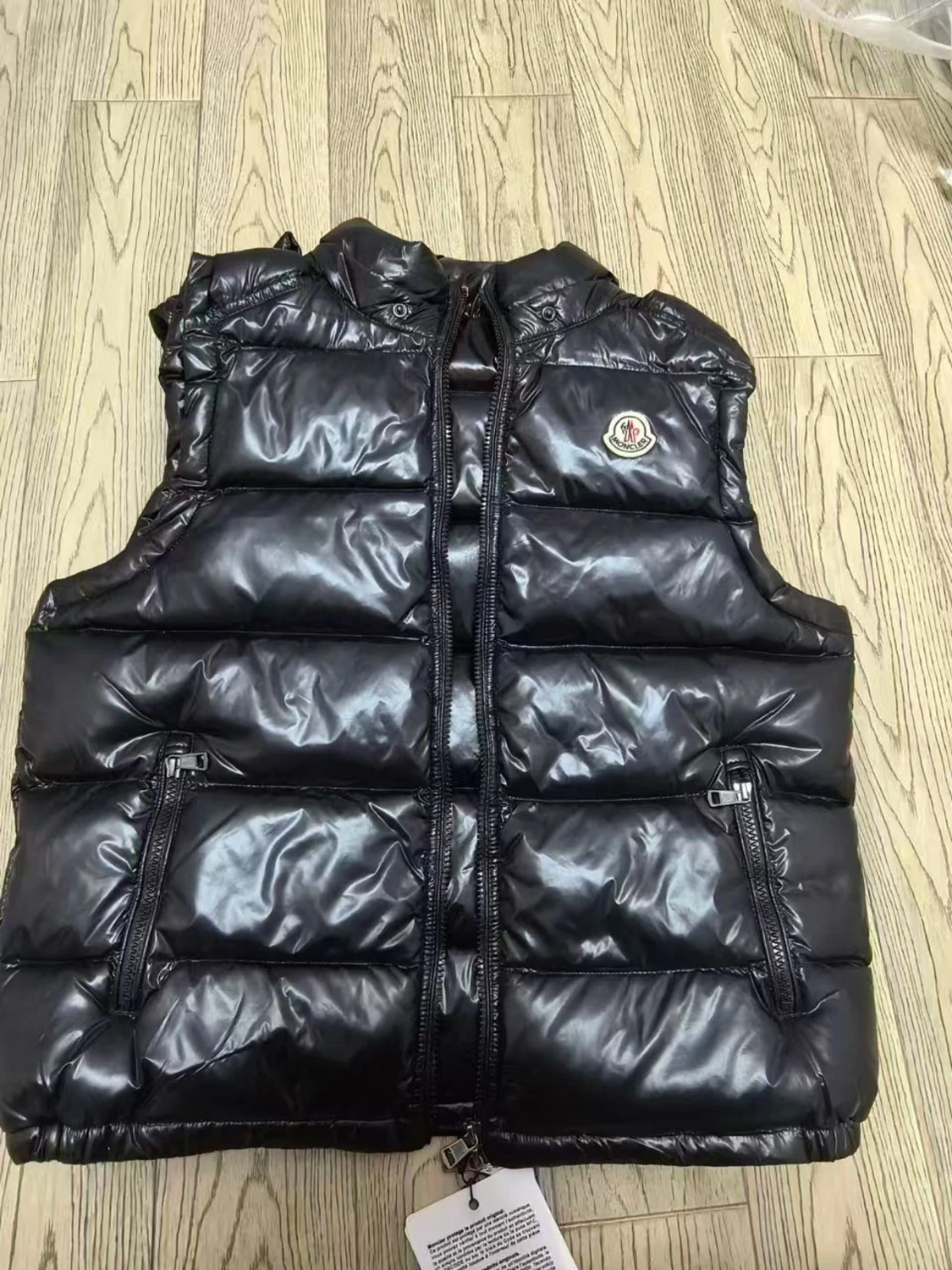 Svart dunväst från Moncler med huva - 1