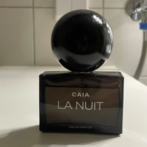 CAIA La Nuit Eau de Parfum - Trendig parfym från CAIA. 50 ml Eau de Parfum. Skapad i Stockholm, tillverkad i Paris. Perfekt för dig som vill sticka ut med en stilren doft. Nästan hela flaskan kvar (se sträcket). Doftar precis som den ska!