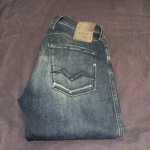 Replay Anbass - Replay Anbass Hyperflex W29 L32.                                 Skick 9/10 väldigt fint skick!                                              Priset går såklart att diskutera!                                          Vid fler funderingar så tveka inte på att slå en signal!      /VS