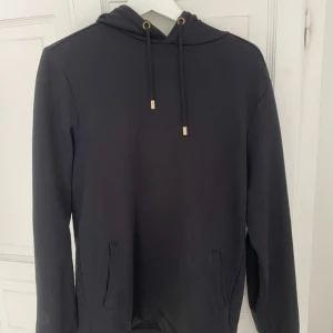 Svart hoodie från Limitato x Terry O'Neill - Svart hoodie från Limitato med ikoniskt fotoprint av Terry O'Neill på ryggen. Även denna är i princip i nyskick samt köpt på Zgander i Helsingborg. Nypris ca 2000-3000kr. Pris kan diskuteras