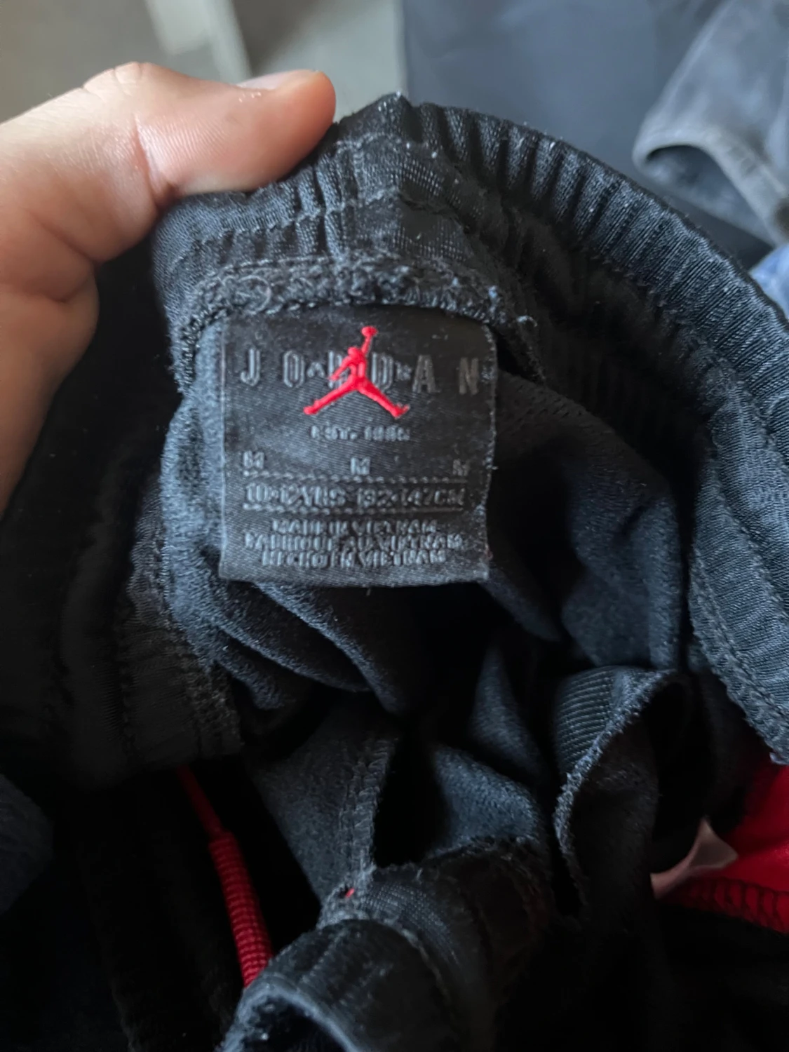 Svarta Jordan mjukisbyxor med röd logga - 2