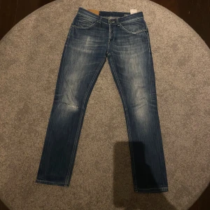 Dondup George Jeans - Tja! Säljer dessa sjukt goa Dondup George Jeans! Skick 9/10 ( sparsamt använda ) Storlek 31 Nypris 2899