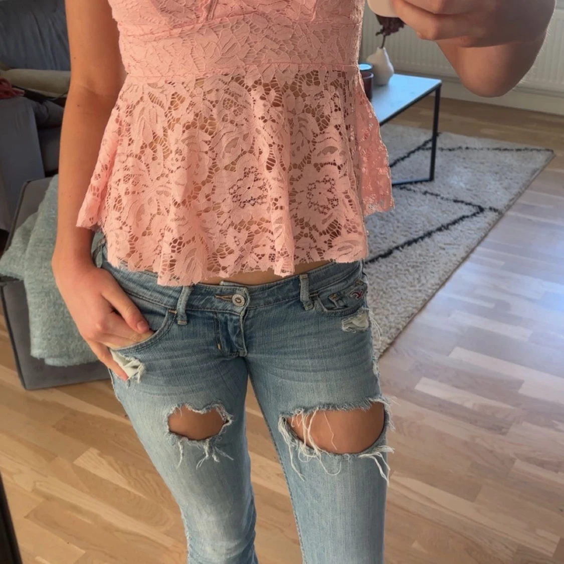 Rosa spetsig blus med volang