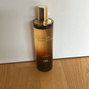 ZARA Caramel Temptation Parfym - Caramel Temptation från ZARA är en Eau de Parfum med stilren design och lyxig känsla. Perfekt för dig som vill sticka ut med en modern och trendig doftaccessoar.