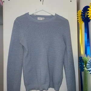 Ljusblå stickad tröja från Vila - Säljer en ljusblå stickad tröja från Vila i stl S. Tröjan har en rund halsringning, långärmade ärmar och ett snyggt strukturerat stickat mönster. Perfekt för lager-på-lager och chill dagar. Anävnd fåtal gånger. Kom gärna med bud💗