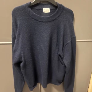Stickad tröja - Superfin tröja i mörkblått💕