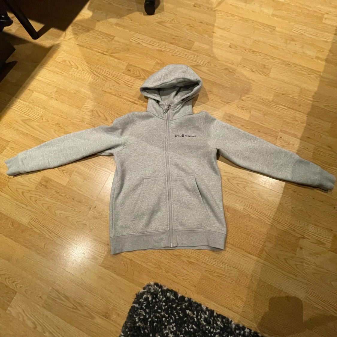 Grå hoodie från Sail Racing - 2