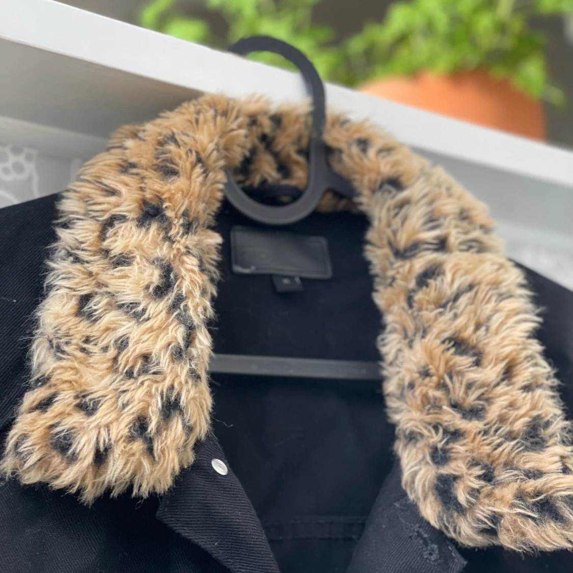 Svart jeansjacka med leopardkrage - 2