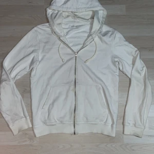 Vit hoodie från Pier One - Säljer en skön vit hoodie från Pier One. Perfekt för dig som gillar simpla plagg som är enkla att matcha och levererar varenda gång. Storleken är XS och passformen är normal. Skriv gärna vid minsta fråga, pris kan självfallet diskuteras.