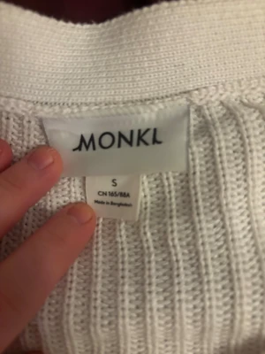 Vit Cardigan - En super söt krämvit kofta med coola knappar. Storlek S från Monki. Skriv om ni har frågor☺️