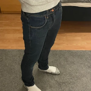 Nudie jeans ”lean dean” - Säljer ett par riktigt feta nudie jeans nu till hösten och vintern i modellen lean dean, med storleken w29 l30 perfekt för dig som är mellan. 170-180cm är bra kortare. Dem är in inprincip nyskick 9/10 använda fåtal gånger meddela mig vid frågor eller funderingar.