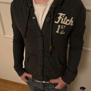 Abercromie&fitch hoodie/cardigan - Galet fet abercromie&fitch hoodie med svin snygga detaljer och text!                                               Pris kan diskuteras!