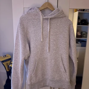 Russemerch Hoodie - Stl: M | Färg: Grå | använd några gånger, inga defekter 