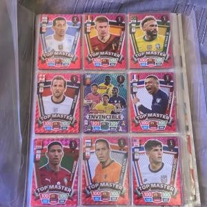 Top Master & Invincible - FIFA World Cup 2022 Adrenalyn XL - Samlaralbum med exklusiva Top Master och Invincible fotbollskort från FIFA World Cup 2022 Adrenalyn XL. Perfekt för unga fans och samlare som älskar fotboll och vill ha de mest sällsynta korten i sin kollektion.